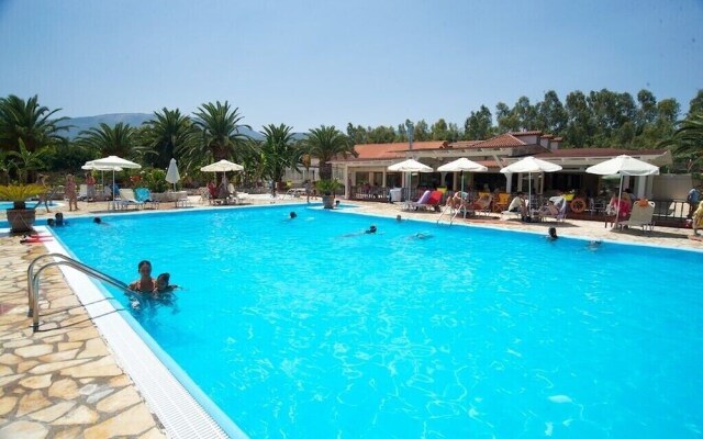 Happy Camp in Camping Karavomilos Beach
