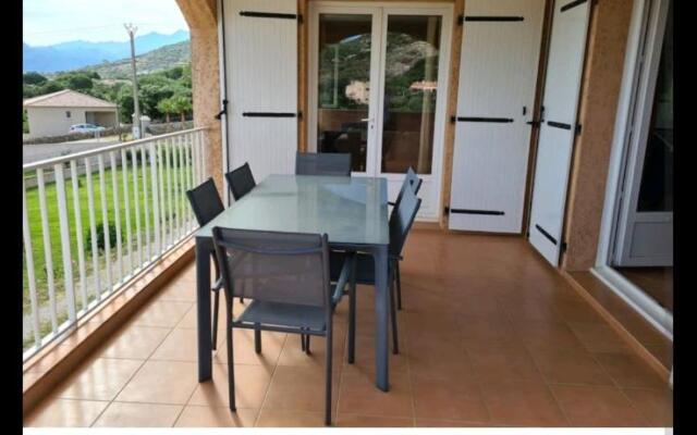 130m2 qui surplombe la baie de Calvi vue citadelle