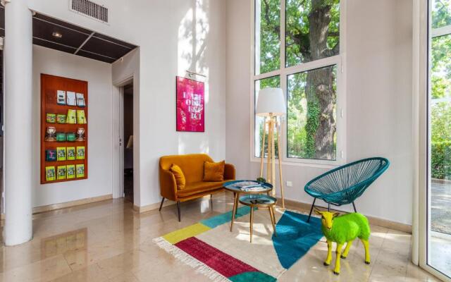 Hotel Full Colors