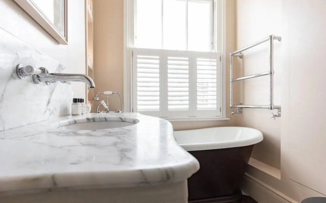 Warwick Gardens II by onefinestay