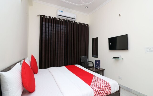 OYO 15736 Little Residency