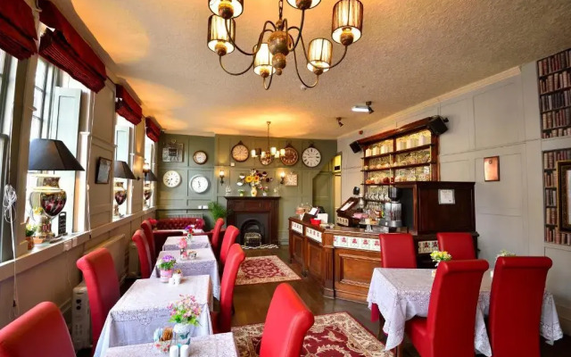 The Royal Victoria & Bull Hotel