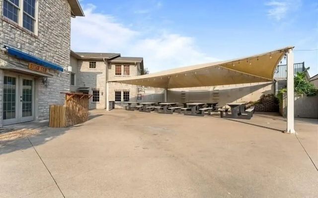 Bluffs Oasis 2 Bedroom Condo by RedAwning