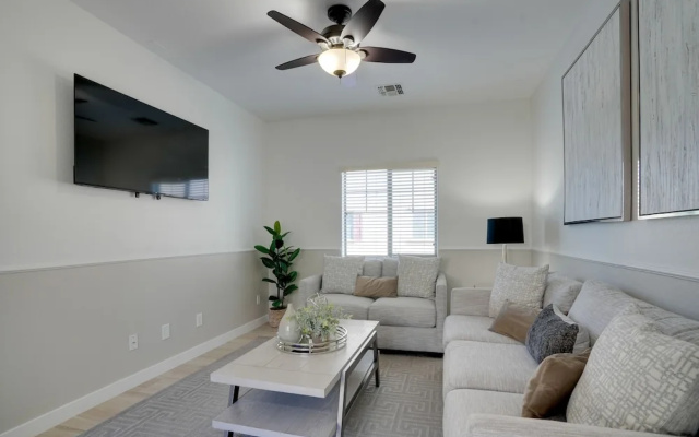 Bright Goodyear Home: Community Pool, Hot Tub