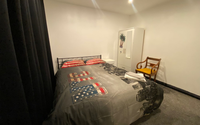 2 Bed House - Sleeps 4 - Garden - Parking - Wifi