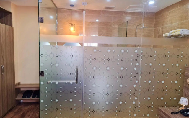 La Mia Lakeview Hotel