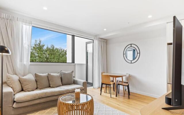 Convenient Modern 2-Bedroom Unit with Free Parking