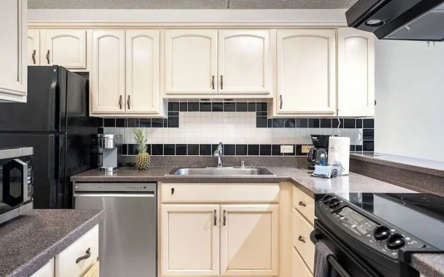 Hawaiian Unit + Walking Distance to Town - AC & Wifi! - Vrkcv