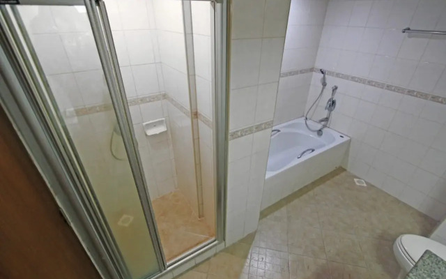 Lek Hotel