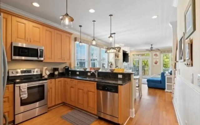 After Dune Delight - Relax And Unwind In This Fun And Spacious 3 Story Home. Light, Bright, And Close To Everything! 4 Bedroom Townhouse by RedAwning