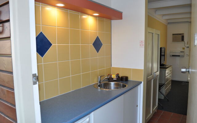 Black Dolphin Motel & Apartments