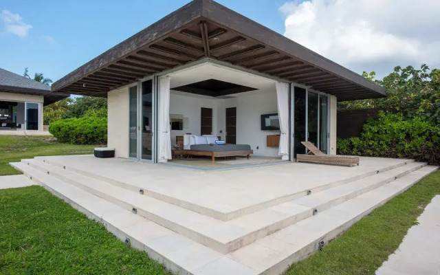 Oceanfront Oasis: Renovated Villa With Pool