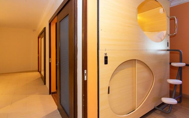 Momostay Capsule Hotel
