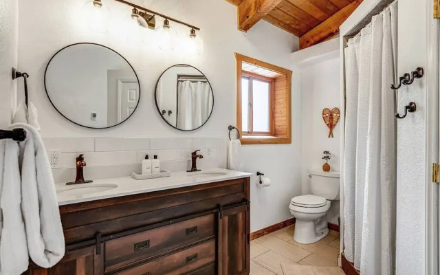 Private Luxurious Cabin w spa Near Breckenridge