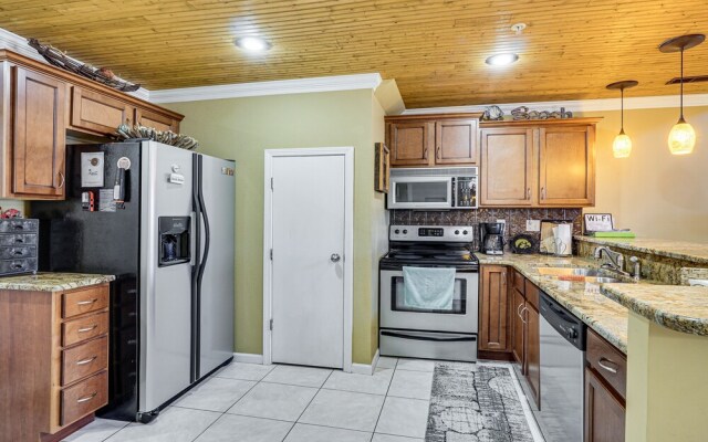 Lakefront Camdenton Condo: Grill & Community Pool