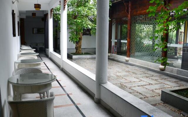 Zhenyangxia Scenic Area Theme Inn