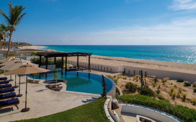 Outstanding Beachfront for up to 15 People: Villa Delfines