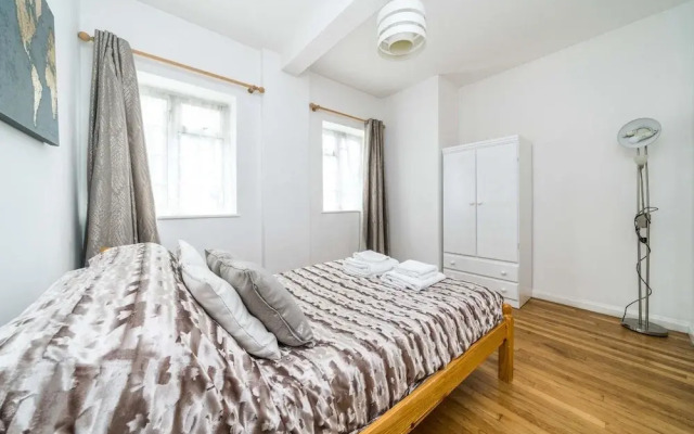 NEW 3BD West Kensington Flat Close to City