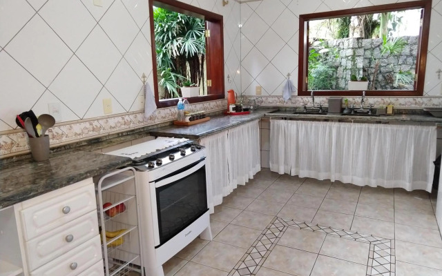 Casa 5 suítes com piscina e churrasqueira