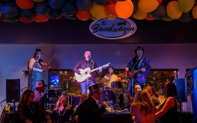 Chic Apt w Jacuzzi Pool BBQ Mountain Views