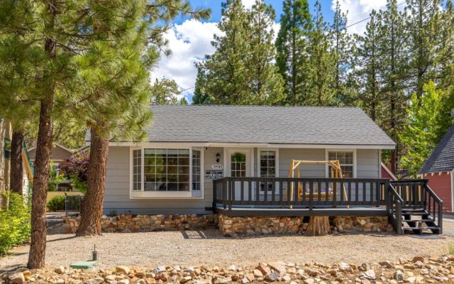 Bayview Bungalow - Cabin with Hot Tub One Block from Big Bear Lake!