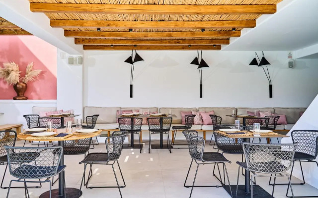 Adorno Beach Hotel & Suites