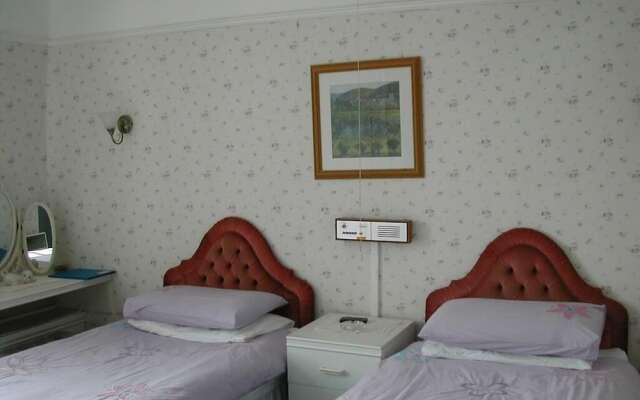Neuadd Arms Hotel