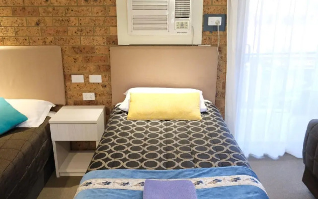 Sapphire Palms Motel