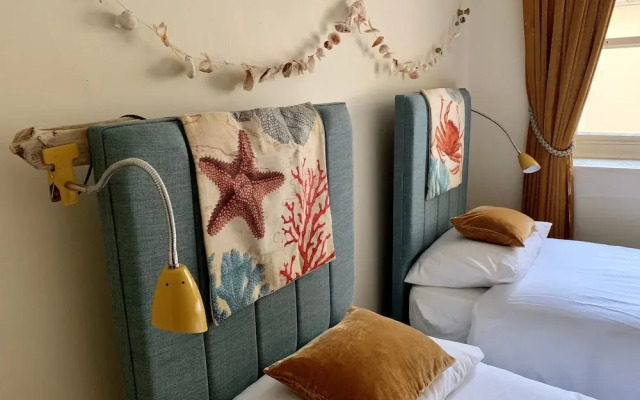 2 Bedroom Regency Flat on the Sea Front