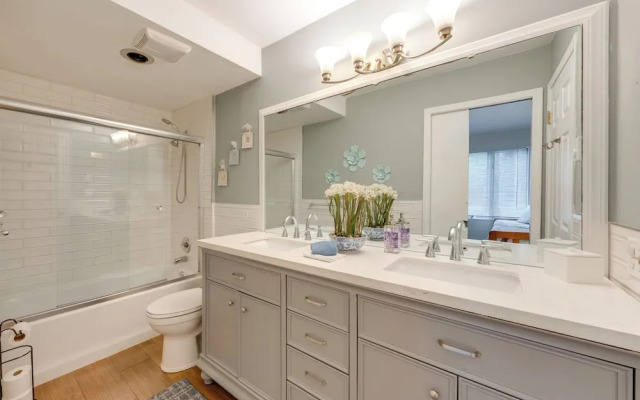 Near Skiing & Lakes: Contemporary Poconos Townhome