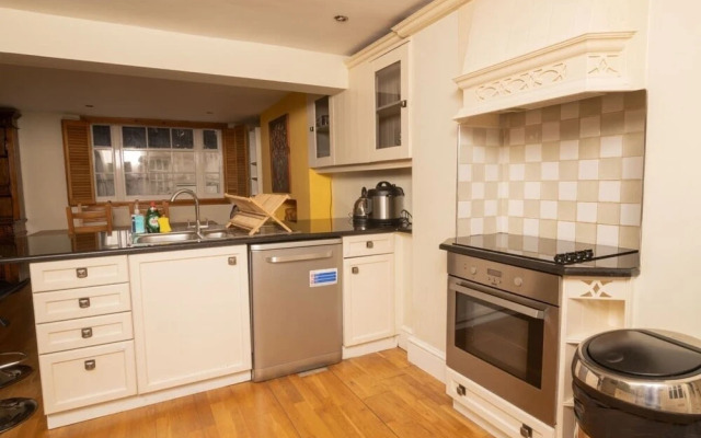 The Angel Place Hideaway - Fair 4bdr House With Terrace