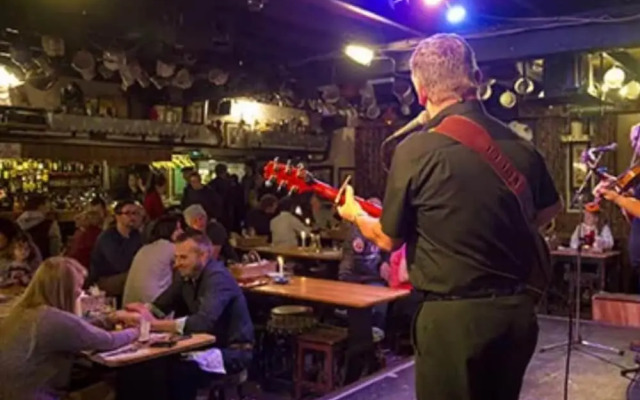 Charming 6-bed Escape- Balconies & Panoramic Views