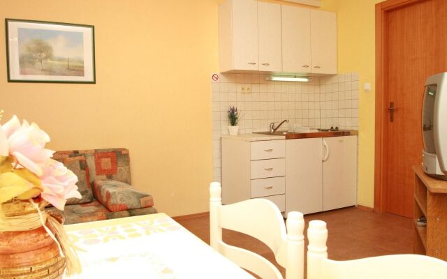 Apartment With one Bedroom in Okrug Gornji, With Enclosed Garden and W