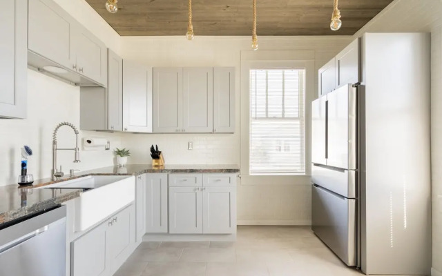 Midtown Penthouse Blocks to Beach