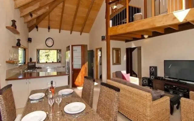 Treetop Oasis - Tairua Executive Holiday Home