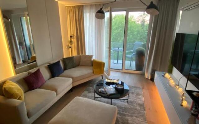 Premium Lelle Waterfront Resort Bonnie