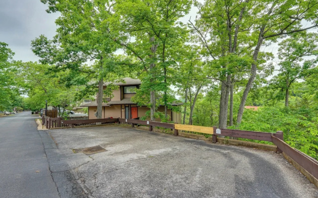 Lake-view Margaritaville Retreat w/ Screened Porch