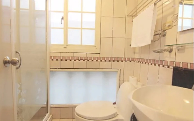 Four Seasons Duke Hostel