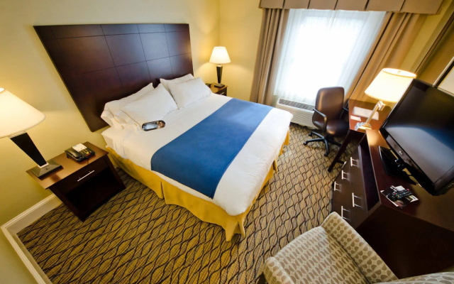 Holiday Inn Express & Suites Merrimack – Nashua by IHG