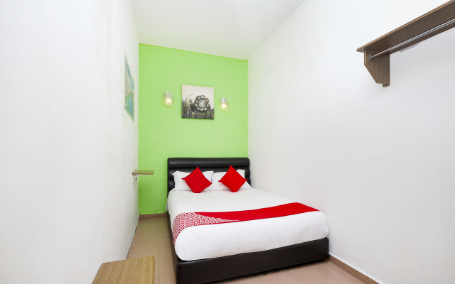 OYO 850 Gold Star Hotel