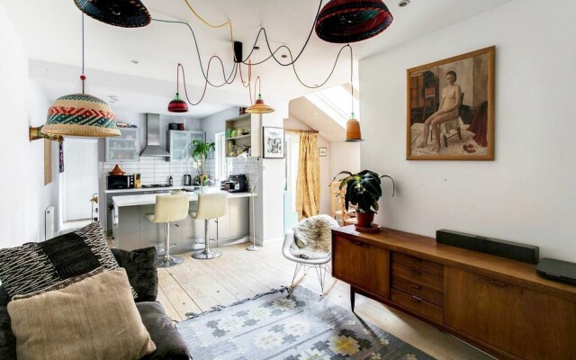 Bright 3 Bedroom Trendy Home by Hampstead