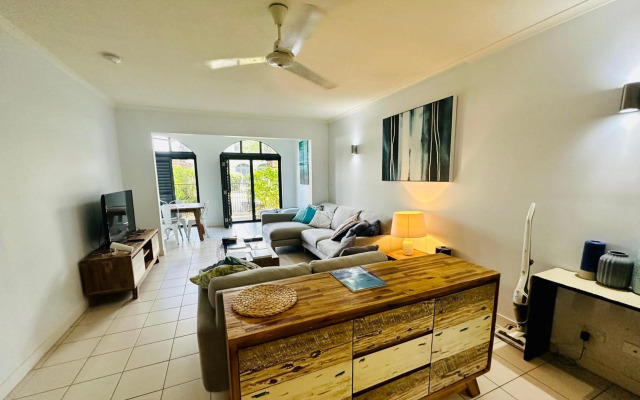 Palm Cove Pool Access Apartment