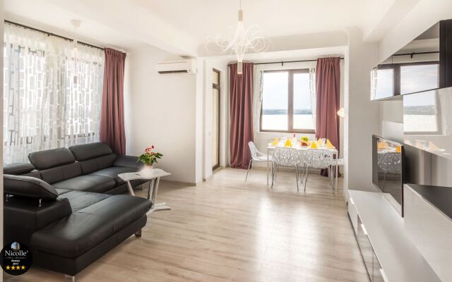 Deluxe Nicolle Solid Residence Mamaia