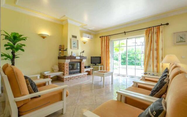 A Stylish Villa With a Private Pool, Short Drive From the Centre, Free AC & Wifi