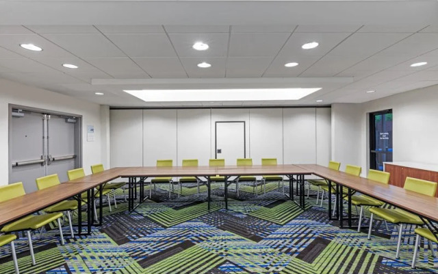 Holiday Inn Express Sulphur