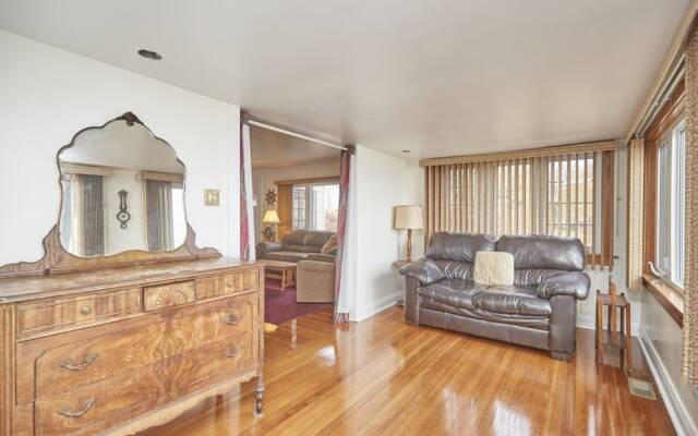 Exclusive Waterfront Beach House Retreat