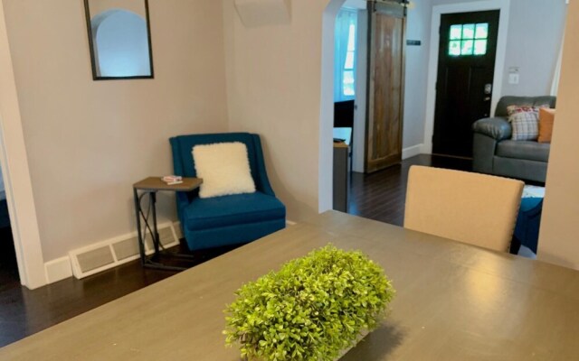 The Cottage! Chic Bungalow near Old Town Square!