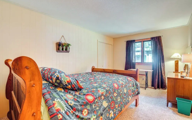 Lake Tomahawk Fall Retreat w/ Foliage & Lake Views