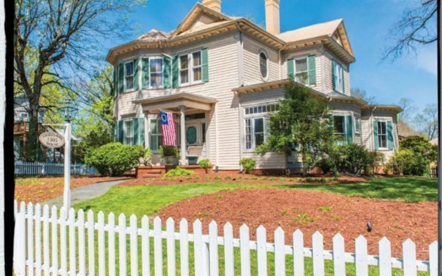 Charles Bass House Bed & Breakfast