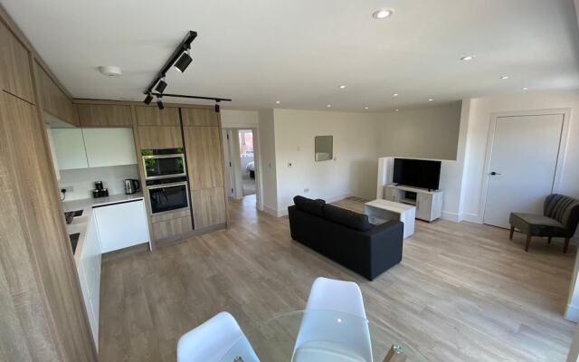 Modern 2 Bed 2 Bath Flat